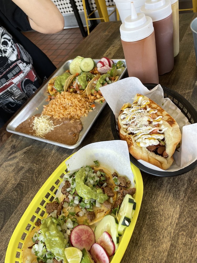 Emilio’s Tacos & Hotdogs