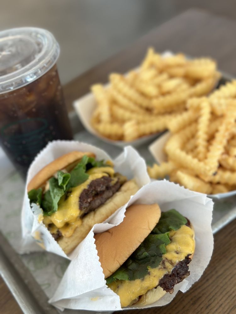 Shake Shack Encino Courtyard