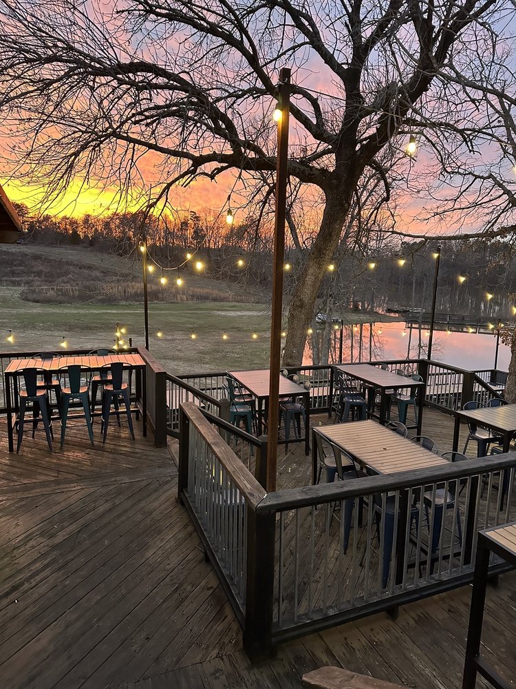 Waters Edge Dock and Grill